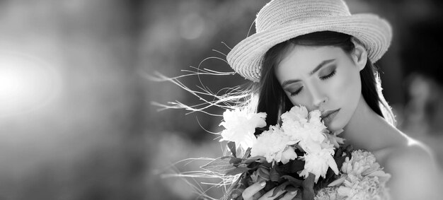 Mooie romantische jonge vrouw in lente bloemen poseert op een bloesem achtergrond romantische schoonheid