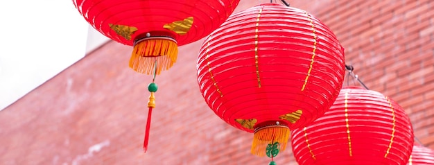 Mooie ronde rode lantaarn die aan het oude traditionele straatconcept van het Chinese nieuwe maanjaarfestival hangt, close-up Het onderliggende woord betekent zegen