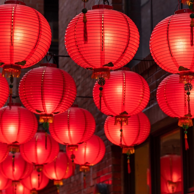 Mooie ronde rode lantaarn die aan het oude traditionele straatconcept van het Chinese nieuwe maanjaarfestival hangt, close-up Het onderliggende woord betekent zegen