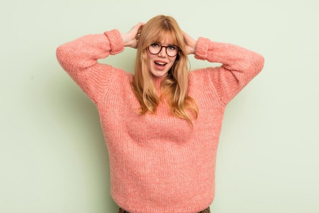 Foto mooie roodharige vrouw die er gelukkig zorgeloos uitziet, vriendelijk en ontspannen geniet van het leven en succes met een positieve houding