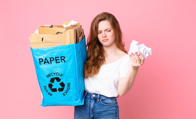 Mooie roodharige vrouw met een zak van gerecycled papier