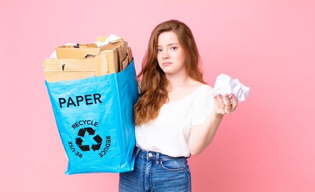 Mooie roodharige vrouw met een zak van gerecycled papier