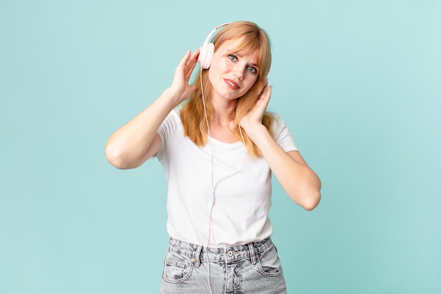 Mooie roodharige vrouw met koptelefoon