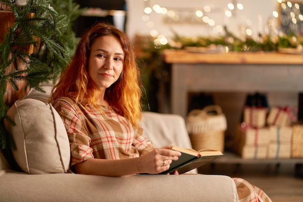 Mooie roodharige vrouw met plezier