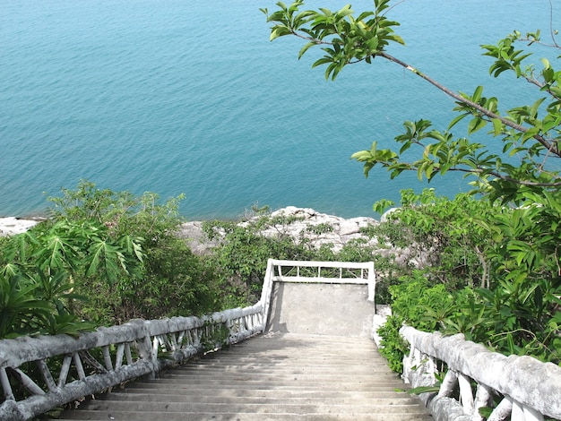 Mooie rots en blauwe zee op gezichtspunt van het eiland samui, thailand