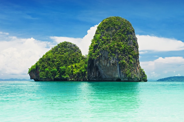 Mooie rots op het railay-strand, krabi, thailand