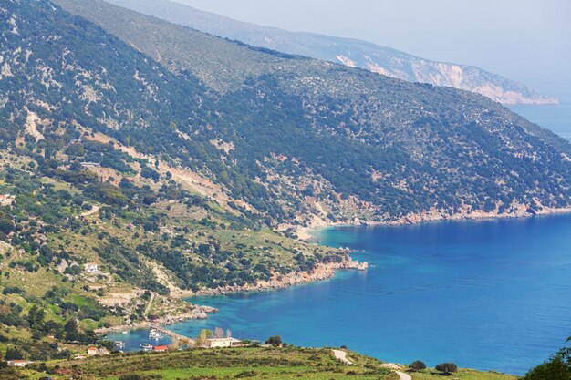 Mooie rotsachtige kustlijn in Griekenland. Zee, groene heuvels, prachtige landschappen