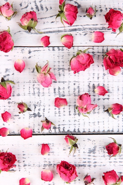 Foto mooie roze gedroogde rozen op oude houten achtergrond