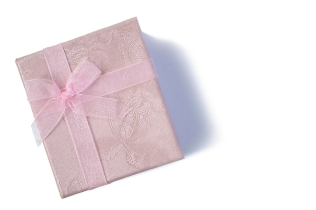 Mooie roze geschenkdoos met strik close-up geïsoleerd op witte achtergrond