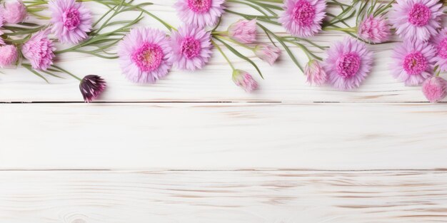 Foto mooie roze maïsbloemen op een witte houten achtergrond in een topbeeld met kopieerruimte voor tex