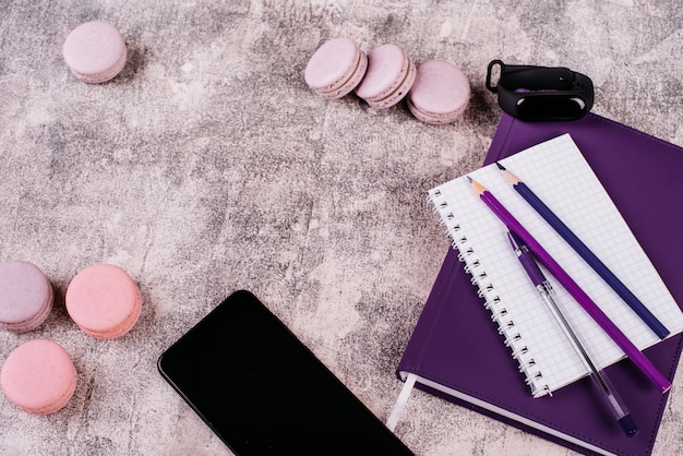 Mooie roze smakelijke bitterkoekjes op een concrete achtergrond