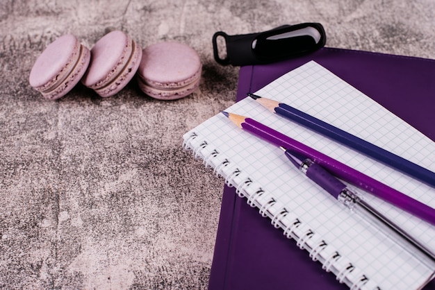 Mooie roze smakelijke bitterkoekjes op een concrete achtergrond