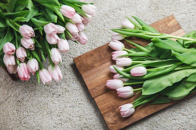 Mooie roze tulp bloemen in de houten kist