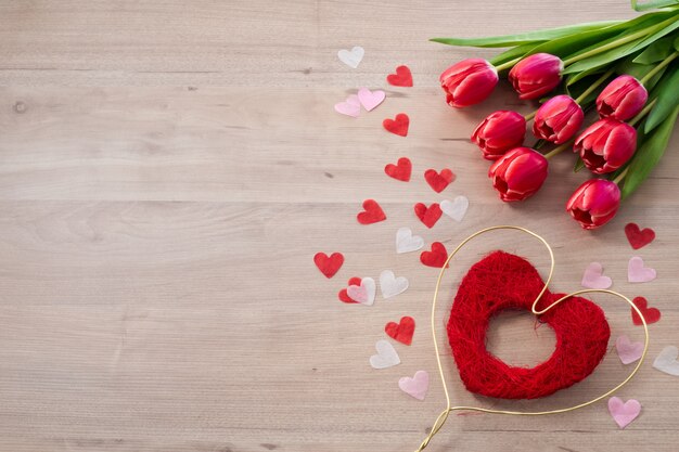 Mooie roze tulp met rood en gouden hart voor Valentijnsdag