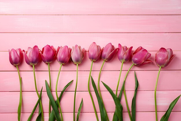 Foto mooie roze tulpen op houten achtergrond