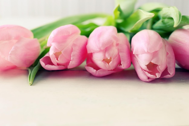 Mooie roze tulpen op houten achtergrond