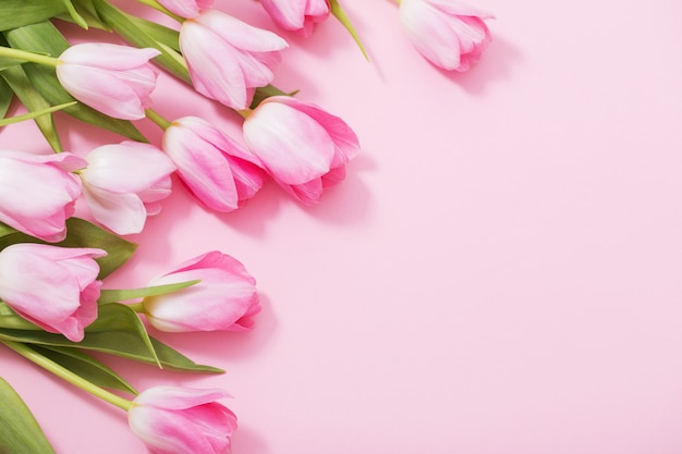 Mooie roze tulpen op roze tafel