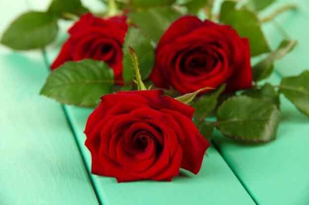 Mooie rozen, op een houten achtergrond kleur