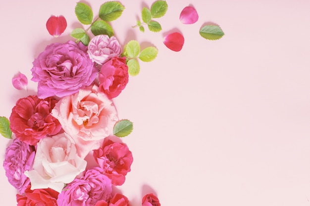 Mooie rozen op roze papieren achtergrond