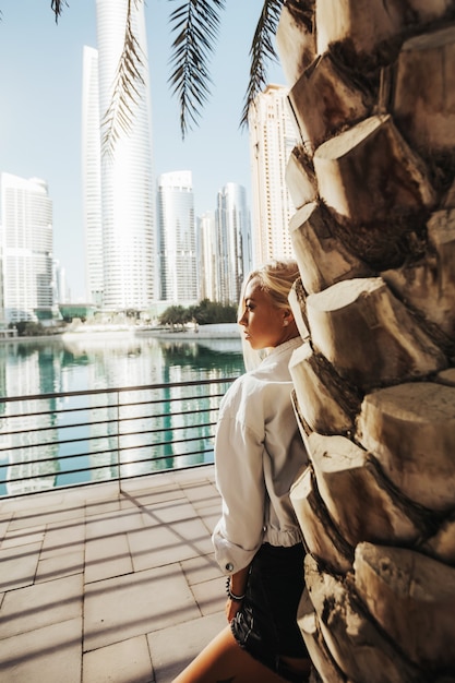 Mooie Russische dame die door het golfland toert in het hart van de binnenstad van de stedelijke levensstijl van Dubai.