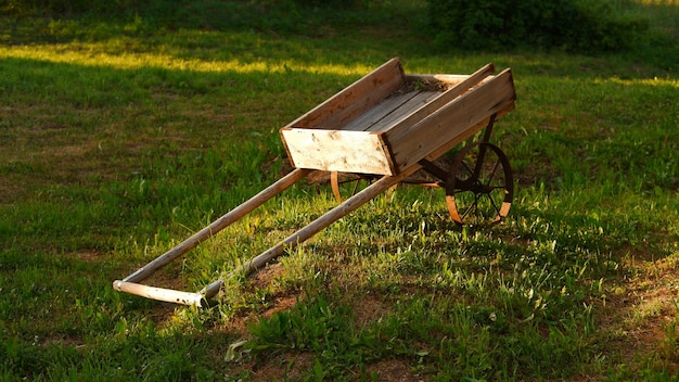 Mooie rustieke zomerse landschap oude houten blokhutten regio vologda