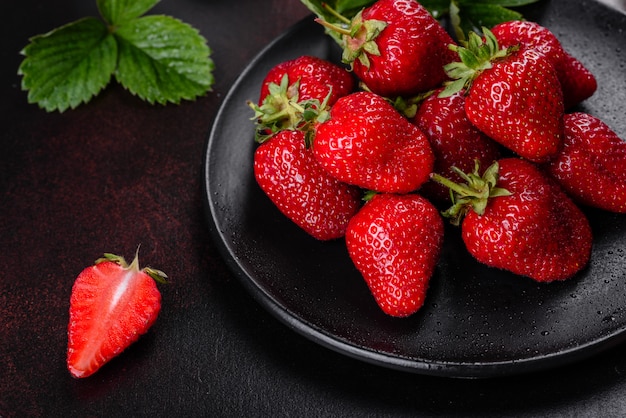 Mooie sappige verse aardbeien op het betonnen oppervlak van de tafel