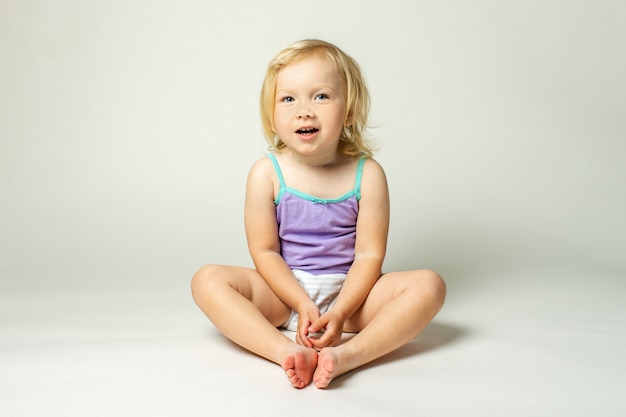 Mooie schattige kleine baby in een tank top en slipje