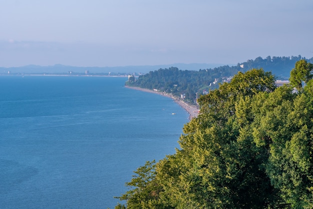 Mooie schilderachtige zomer uitzicht vanaf de botanische tuin van de baai van de Zwarte Zee