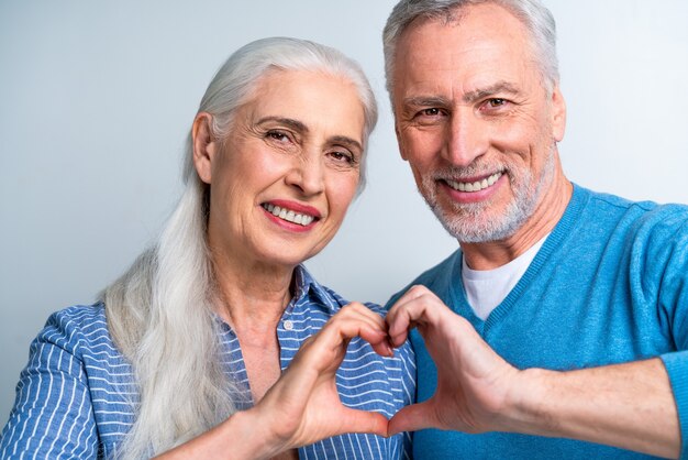 Mooie senior paar liefhebbers - Ouderen portret