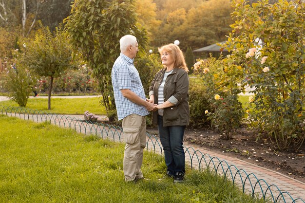 Mooie senior paar verliefd buiten in de lente of zomer natuur