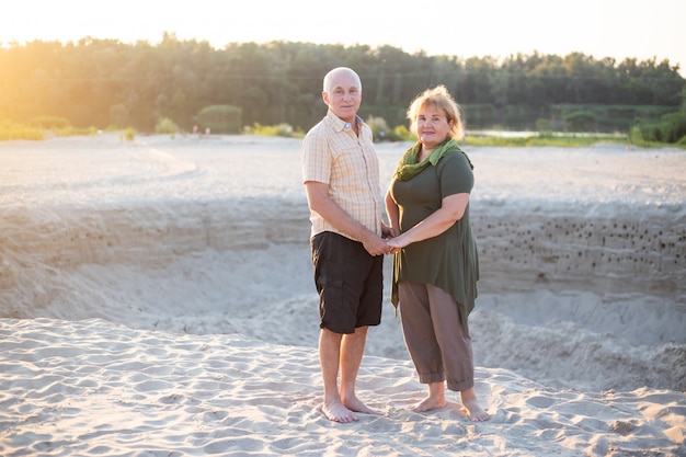 Mooie senior paar verliefd buiten in strand in de zomer de natuur