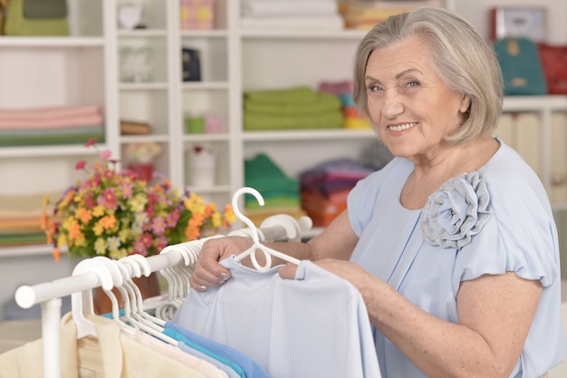 Mooie senior vrouw in een winkelcentrum