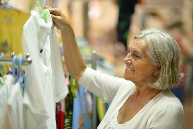 Mooie senior vrouw in een winkelcentrum