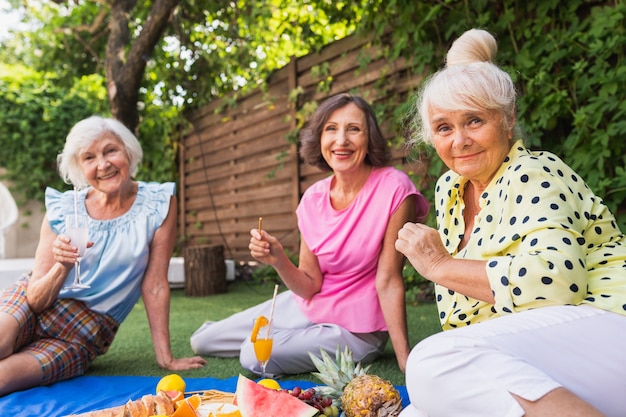 Mooie senior vrouwen ontspannen thuis in de tuin