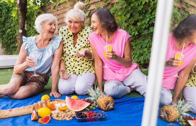 Mooie senior vrouwen ontspannen thuis in de tuin