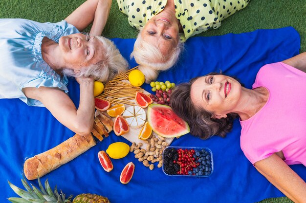 Mooie senior vrouwen ontspannen thuis in de tuin