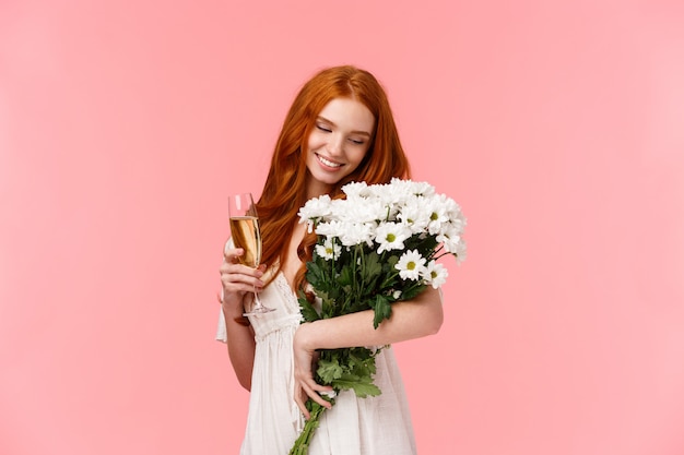 Mooie, sensuele en vrouwelijke roodharige vrouw met een prachtig boeket bloemen