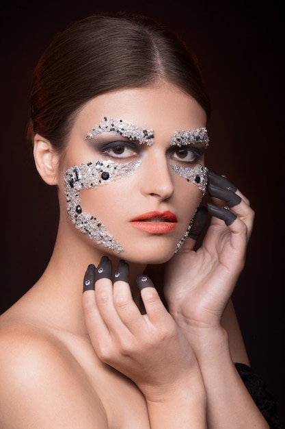 Mooie sensuele vrouw met face-art make-up