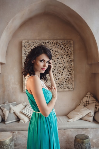 Mooie sexy vrouw brunette haar Oost-stijl arabisch marokko meubelen, glamour model pose mode in marakesh