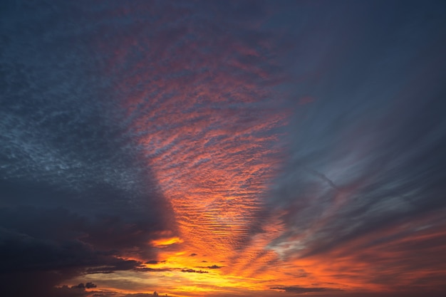 Mooie sfeervolle dramatische wolken in de avond bij zonsondergang.