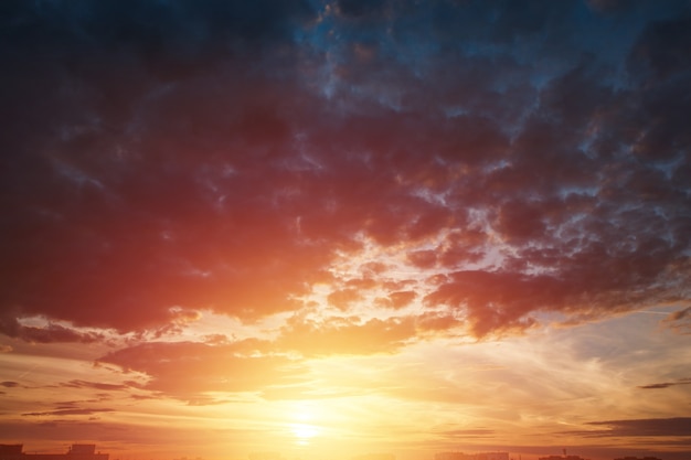 Foto mooie, sfeervolle zonsondergang aan de hemel