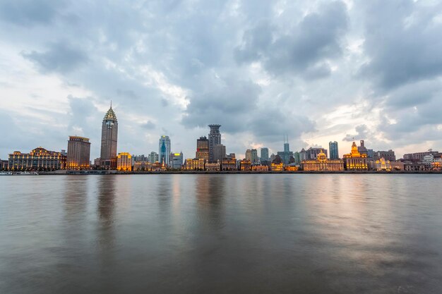 Mooie shanghai-bund met huangpu-rivier in het vallen van de avond