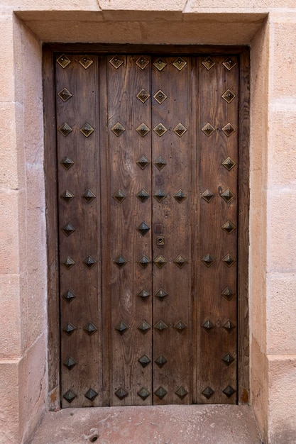 Mooie sierlijke versiering van een houten deur