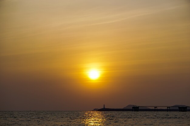 Mooie silhouet zeehaven in de zee in avond