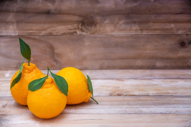 Mooie sinaasappelen Fruit op houten tafel