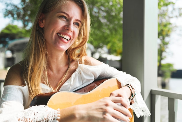 Mooie singer-songwriter met haar gitaar