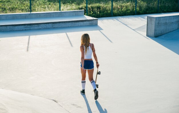 Foto mooie skater girl lifestyle momenten in een skatepark