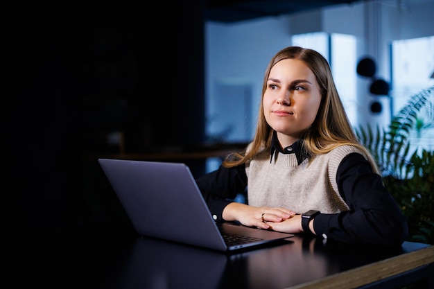 Mooie slimme charmante aantrekkelijke elegante eigenaar van een groot bedrijf houdt een online vergadering met internationale zakenpartners, ze zit aan tafel op haar werkplek