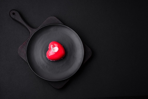 Mooie smakelijke cake rode kleur cheesecake in de vorm van een hart