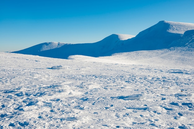 Mooie sneeuw in de winterbergen. Natuurlijk kerstlandschap